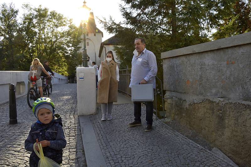 V Berouně vyrazil mobilní tým s urnou za voliči.