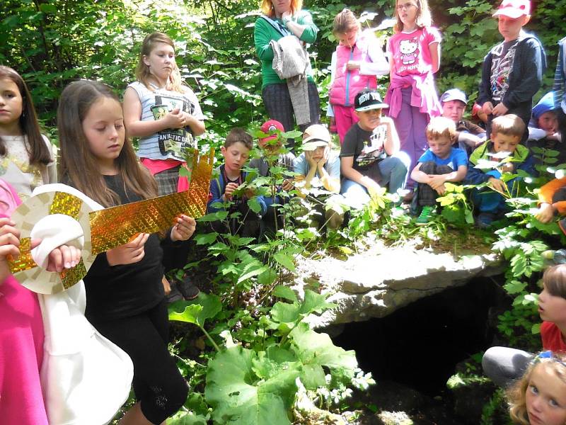 Tradiční otevírání studánky.