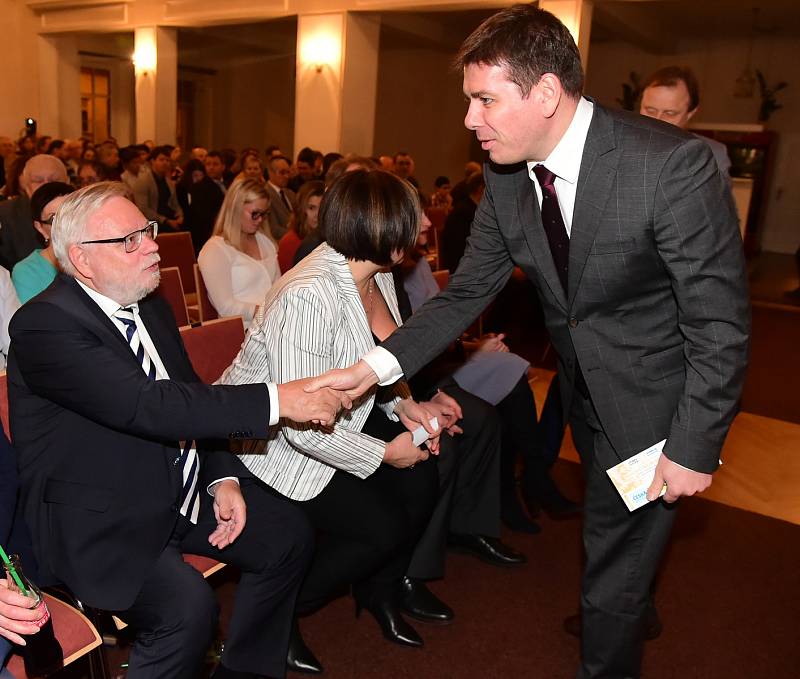 Na pódium berounského kulturního domu vystoupali nejlepší sportovci Berounska. Foto: Pavel Paluska