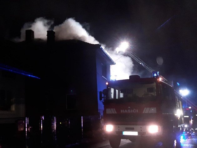 Tragédie v Zaječově: Při požáru rodinného domu zemřel jeden člověk