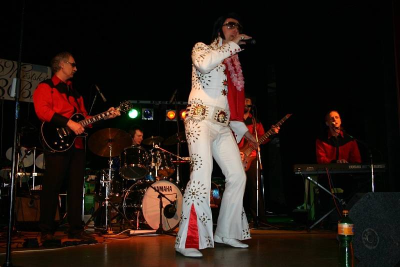 Obyvatelé Berouna si osmý městský bál vychutnali za doprovodu hudební skupiny Elvis Presley Revival Band