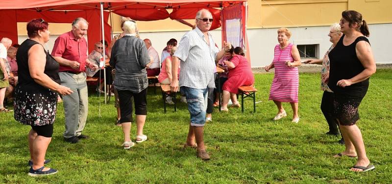 Velice oblíbenou tradicí se nejen pro obyvatele králodvorského domova s pečovatelskou službou, ale i členy králodvorského klubu seniorů stalo pečení buřtů na místní zahradě.