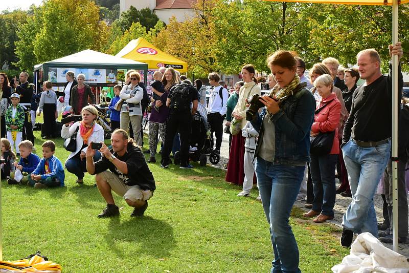 Město Beroun se zaměřilo na prevenci kriminality a sebeobranu dětí i dospělých.  Na Husově náměstí se v úterý konala akce  zaměřená na sebeobranu dětí.  Pro mnohé účastníky akce byla zároveň dobrou inspirací k využití volného času.