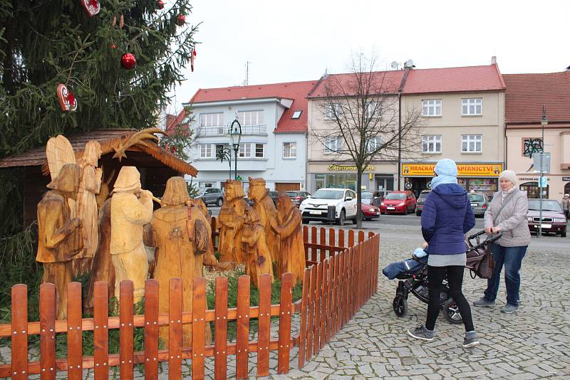 Husovo náměstí už zdobí dřevěný betlém.