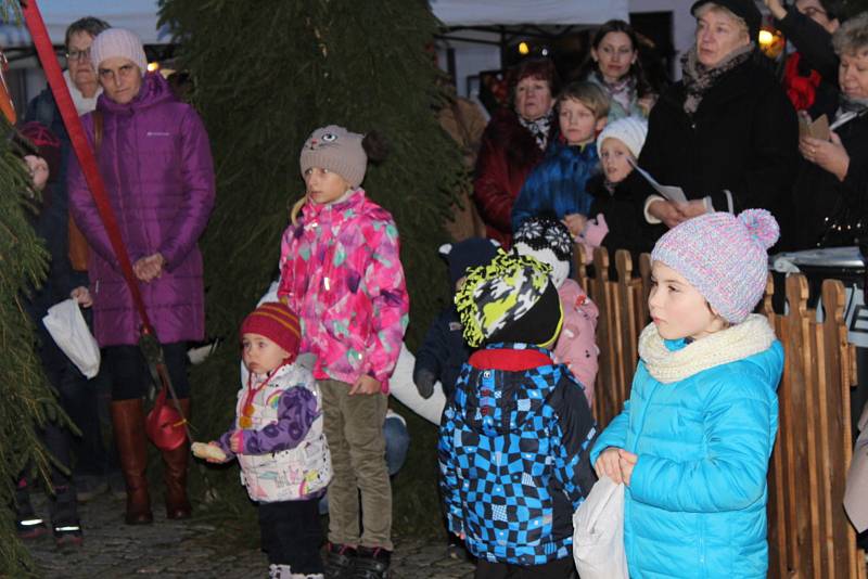 Na Husově náměstí v Berouně v pondělí zazpívaly děti Základní umělecké školy Václava Talicha vánoční koledy.