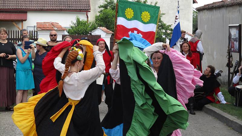 Na Tetín dorazil v sobotu 2. června průvod vévody Štěpána, další den pokračoval na Karlštejn v rámci královského průvodu.