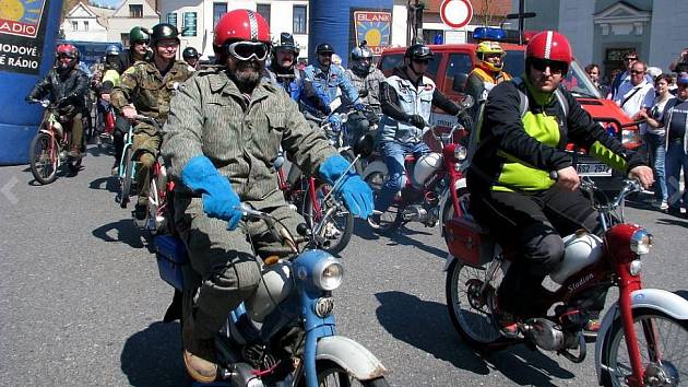 Loni se Spanilé jízdy zúčastnilo na 400 mopedistů, letos se očekává podobná účast.