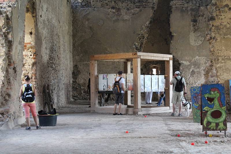 Točník hostil kejklíře, šermíře, divadlo, hudebníky a další středověkém umělce.