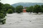 Berounka v pondělí večer chvíli před kulminací