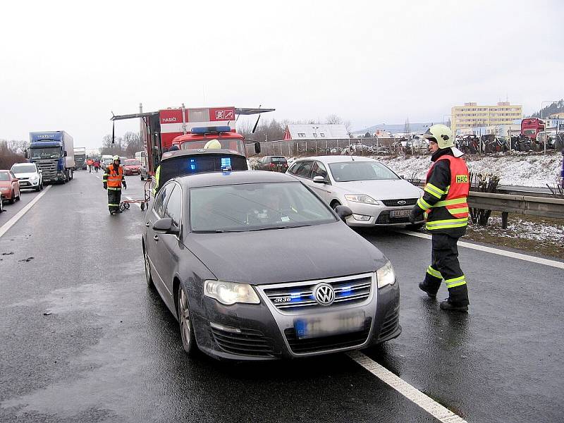 Nehoda uzavřela D5 u Berouna