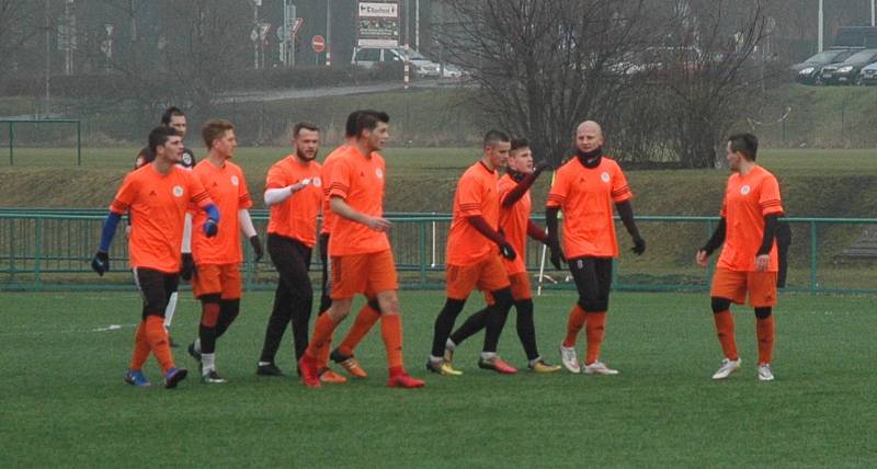 Fotbalisté Hořovicka (v oranžovém) přestříleli Kladno 4:3.