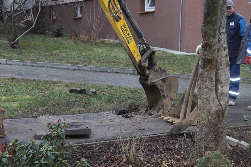 Obyvatelé tří panelových domů byli odkázáni na cisternu.