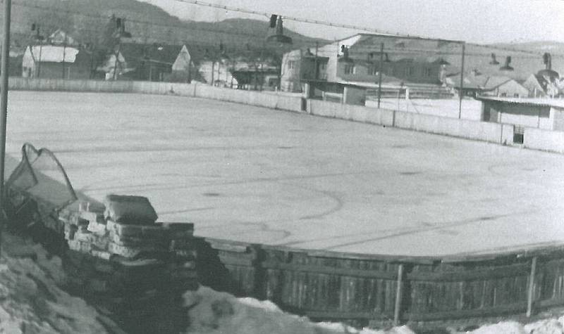 Hokejový stadion v Broumech stál hned vedle fotbalového hřiště. Snímek pochází z roku 1971.