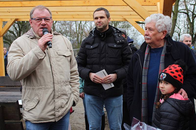 Z oslavy 19. narozenin Kuby a Matěje z medvědária na Městské hoře v Berouně.