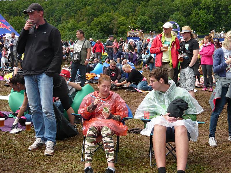 Festival Hrady.CZ, který si oblíbily tisíce fanoušků po celé České republice, zahájil letošní ročník opět na louce pod Točníkem.