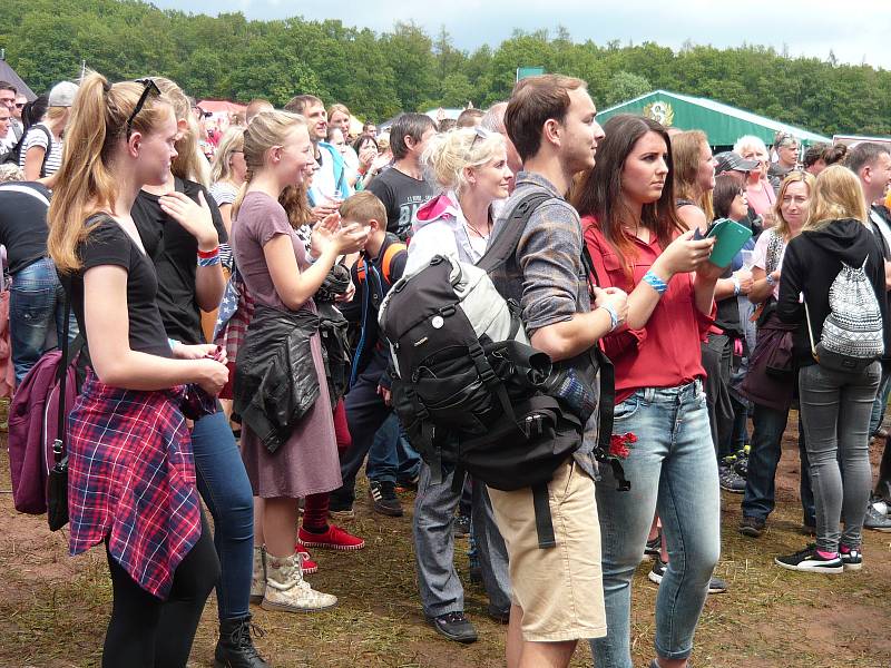 Festival Hrady.CZ, který si oblíbily tisíce fanoušků po celé České republice, zahájil letošní ročník opět na louce pod Točníkem.