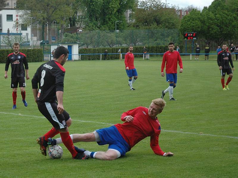 Fotbalová I. A třída: Komárov - Velká Dobrá 4:2 (2:1).