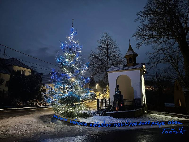 Vánoční strom v obci Točník.
