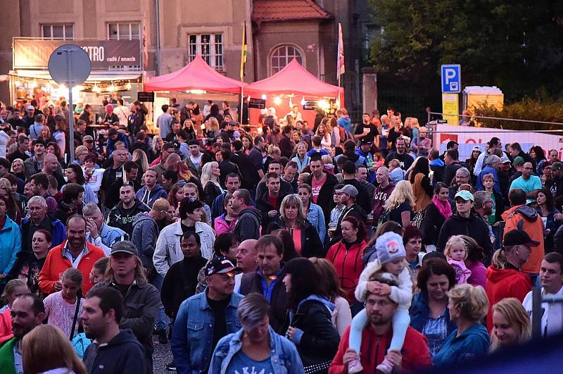 Koncert kapel Wohnout a Moped pro postiženou Editku. 