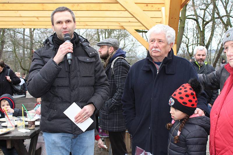 Z oslavy 19. narozenin Kuby a Matěje z medvědária na Městské hoře v Berouně.