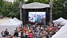 Oblíbený Letní festival plný kulinářských specialit  a doplněný příjemnou hudbou se opět po roce uskutečnil v zahradě Kladenského zámku. Pochoutky i mediální hvězdy přilákali do areálu na setkání opět mnoho návštěvníků z Kladna i okolí.