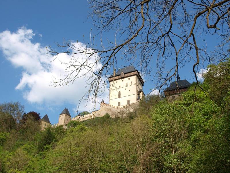 Hrad Karlštejn. Uprostřed hlubokých hvozdů nedaleko Prahy se Karel IV. rozhodl mít letní sídlo.
