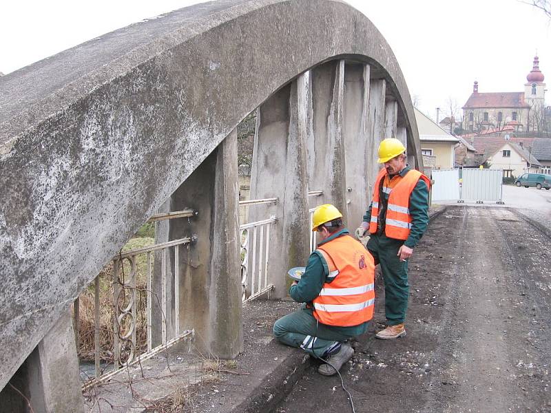 V Praskolesích začala rekonstruce mostu
