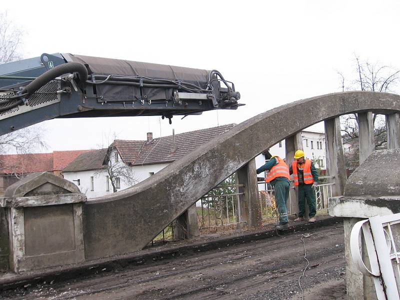 V Praskolesích začala rekonstruce mostu