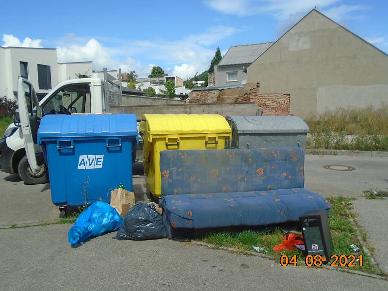 Nelegálně složený odpad v Berouně.