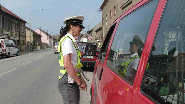 Policisté upozorňují řidiče, aby ve vozech nenechávali věci