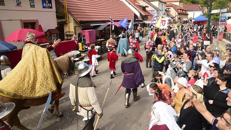 Z císařského průvodu v rámci Karlštejnského vinobraní.