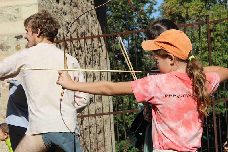 Točník o víkendu 15. a 16. září ovládli indiáni a otevřeli jeho brány dětem.