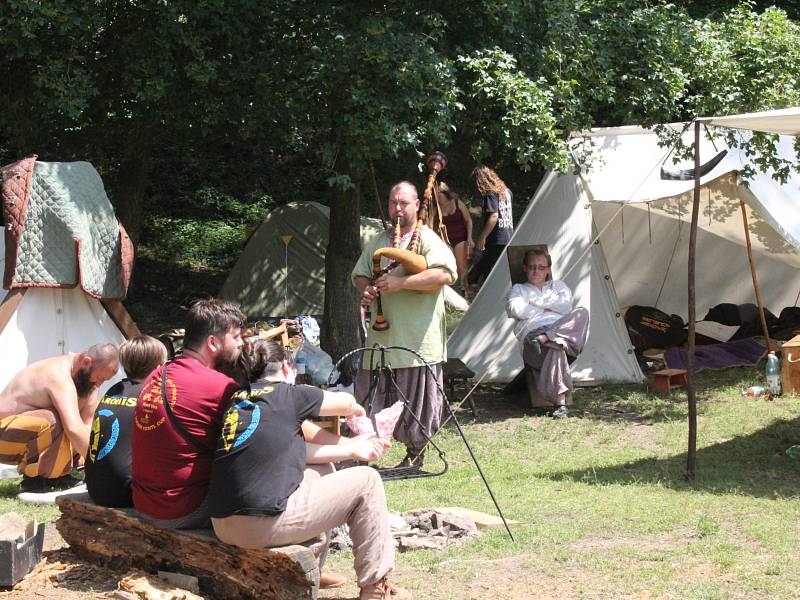 Točník hostil kejklíře, šermíře, divadlo, hudebníky a další středověkém umělce.