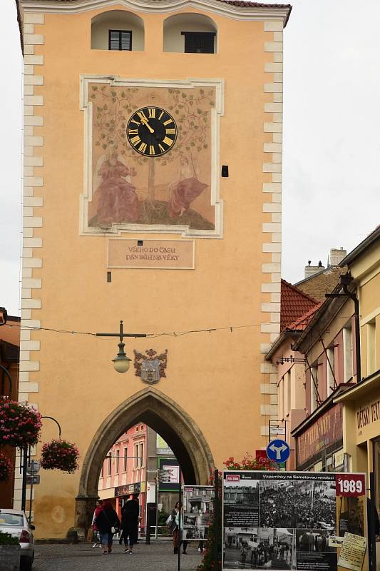 Ze slavnostního zahájení výstavy 'Vzpomínky na Sametovou revoluci' v Galerii Pěší zóna v Palackého ulici v Berouně.