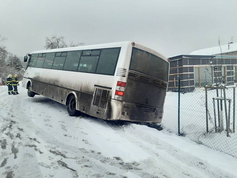 Autobus v příkopu.