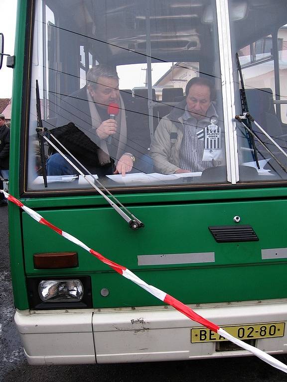 Osvědčený komentátor provázel přihlížející závodem z autobusu