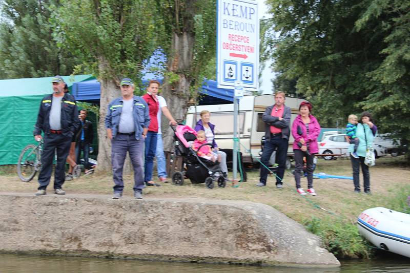 V berounském autokempu bylo o víkendu rušno. Konal se zde už 13. ročník závodů dračích lodí Berounský drak. Jeho součástí byl i Lunapark pro děti.