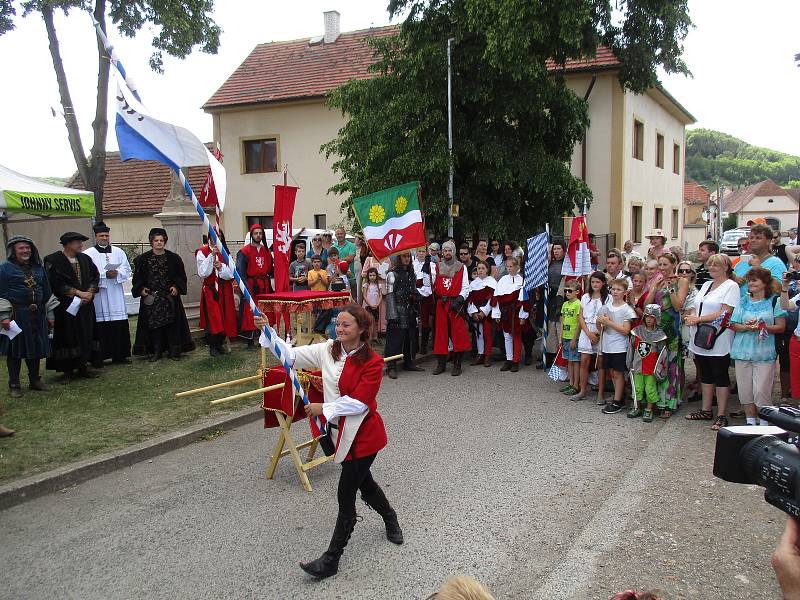 Na Tetín dorazil v sobotu 2. června průvod vévody Štěpána, další den pokračoval na Karlštejn v rámci královského průvodu.