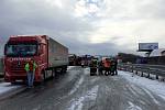 Dálnici D5 na 33. kilometru zablokovala ve čtvrtek 20. ledna hromadná nehoda.