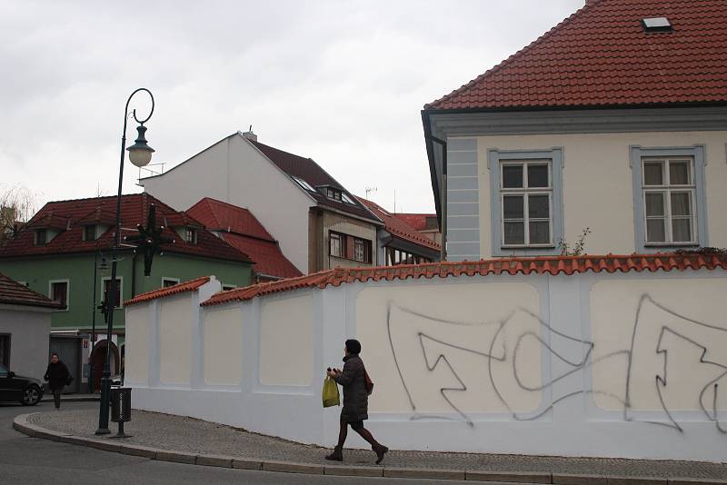 Posprejovaná zeď u fary v Kostelní ulici v Berouně.