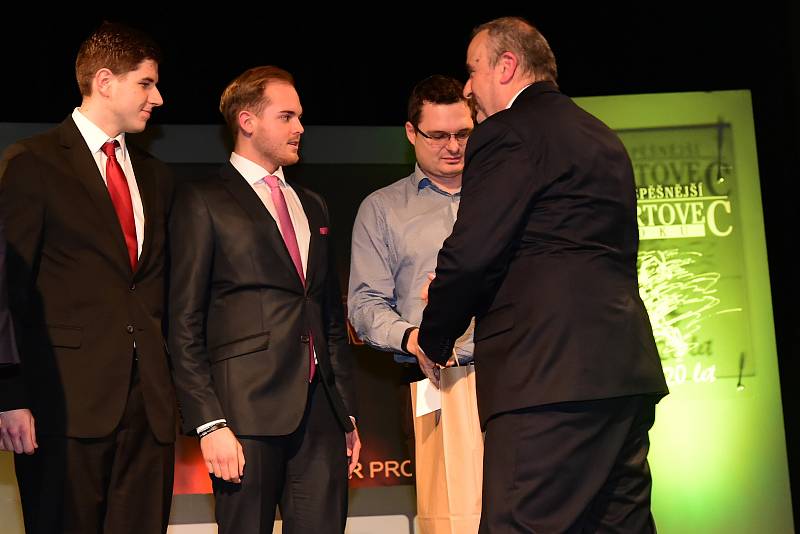 Na pódium berounského kulturního domu vystoupali nejlepší sportovci Berounska. Foto: Pavel Paluska