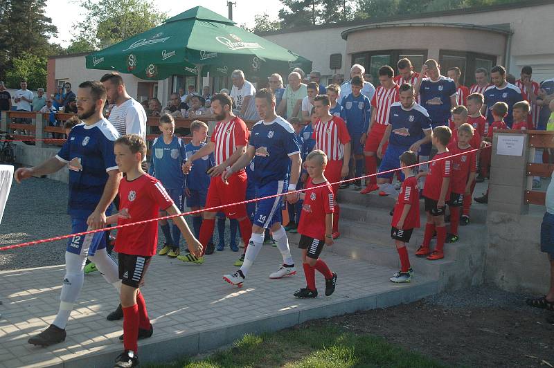 Přes 660 diváků sledovalo odvetný zápas finále poháru, ve kterém se radoval z poháru pro prvního Komárov (v modrém).