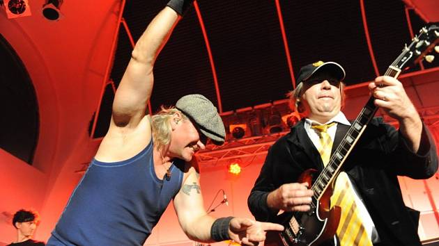 Špejbl´s Helprs – AC/DC revival band míří do hořovického Labe