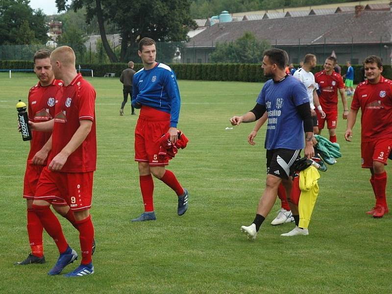 Komárov (v červeném) v MOL Cupu přehrál v derby Hořovicko 1:0.