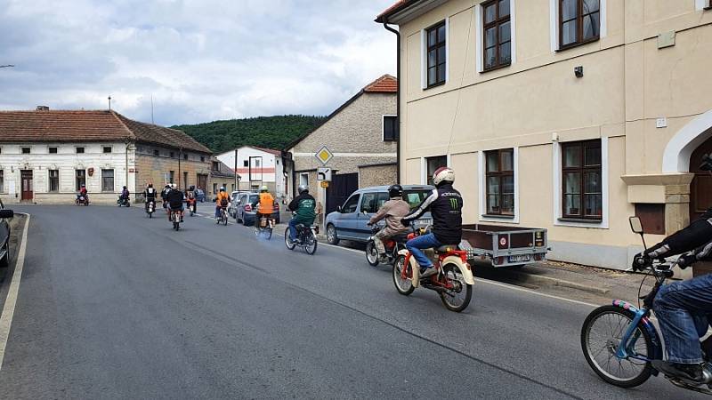 Desítky mopedistů i mopedistek se v sobotu před polednem sešly u obecního úřadu v Lochovicích.