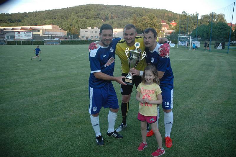 Vítězný pohár získali fotbalisté Komárova.