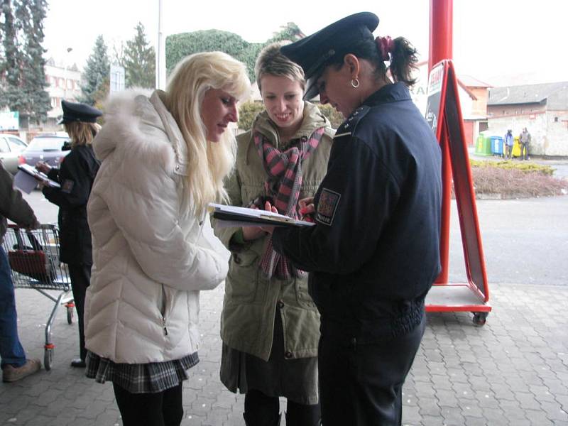 Policie se snažila zjistit, co si veřejnost myslí o její práci