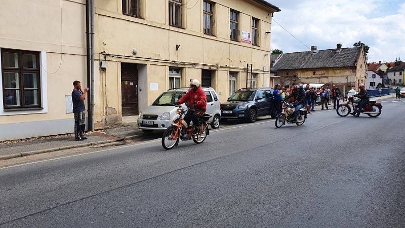 Desítky mopedistů i mopedistek se v sobotu před polednem sešly u obecního úřadu v Lochovicích.