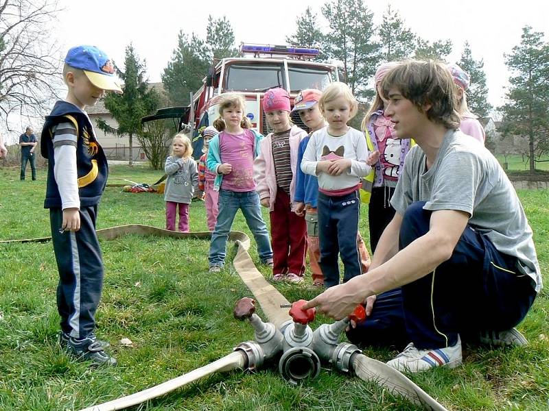 Hasiči přijeli za dětmi do Stašova