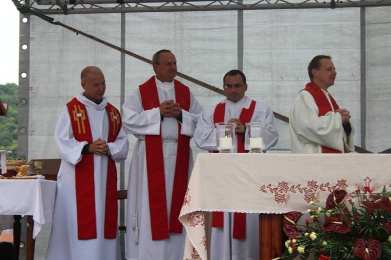 Desítky Ludmil z Česka, ale i Slovenska a stovky dalších lidí přijely v sobotu na Svatoludmilskou pouť, která se už tradičně konala v obci Tetín.